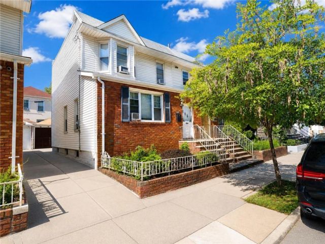  3 BR,  2.00 BTH &nbsp;Single family style home in Dyker Heights