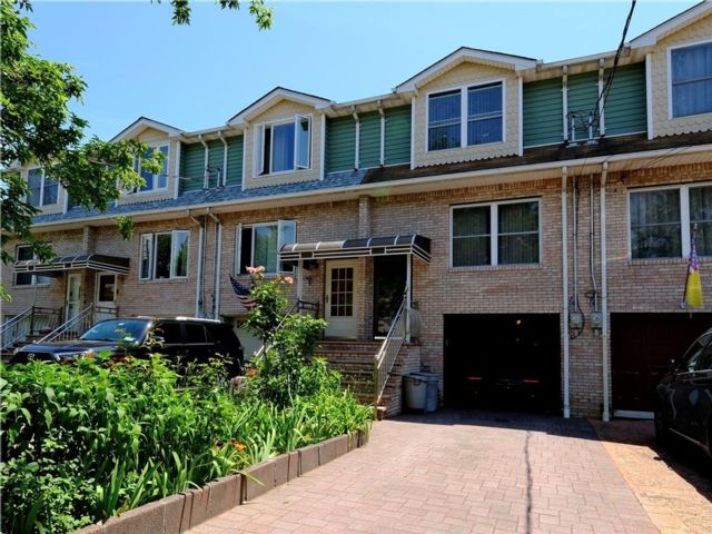  3 BR,  3.00 BTH &nbsp;Single family style home in Midland Beach