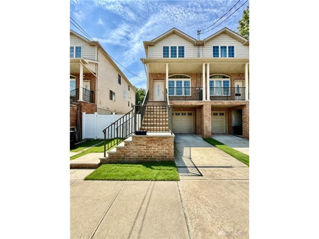  3 BR,  3.00 BTH &nbsp;Single family style home in Midland Beach