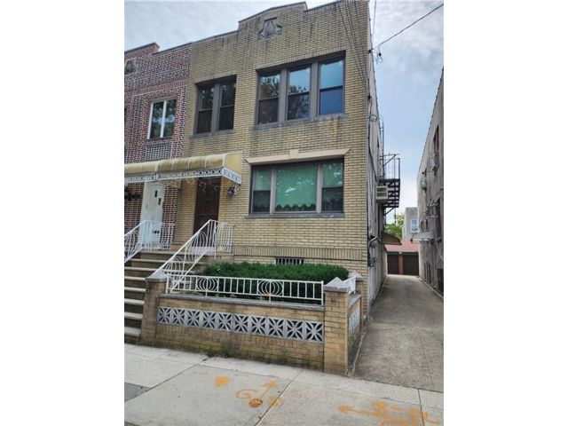 6 BR,  4.00 BTH &nbsp;Multi-family style home in Dyker Heights