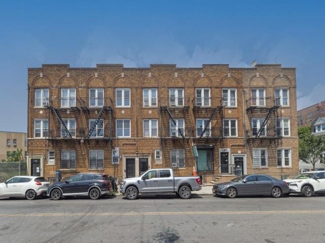  8 BR,  6.00 BTH &nbsp;Multi-family style home in Sheepshead Bay