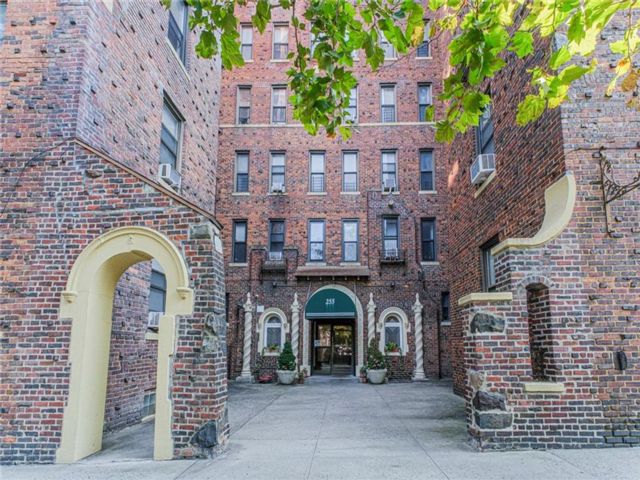  1 BR,  1.00 BTH &nbsp;Co-op style home in Bay Ridge