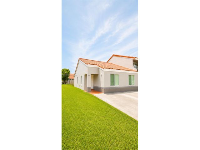  3 BR,  2.00 BTH &nbsp;Townhouse style home in Miami