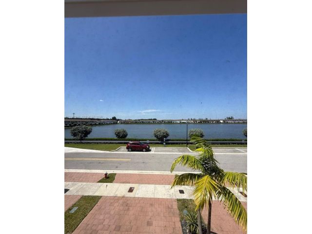  3 BR,  2.50 BTH &nbsp; style home in Hialeah