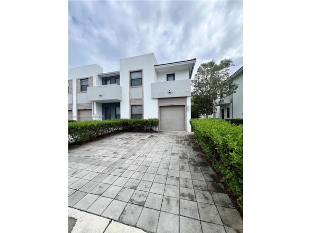  4 BR,  3.00 BTH &nbsp;Townhouse style home in Miami