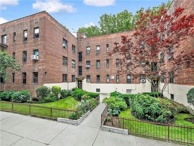  1 BR,  1.00 BTH &nbsp;Co-op style home in Bath Beach