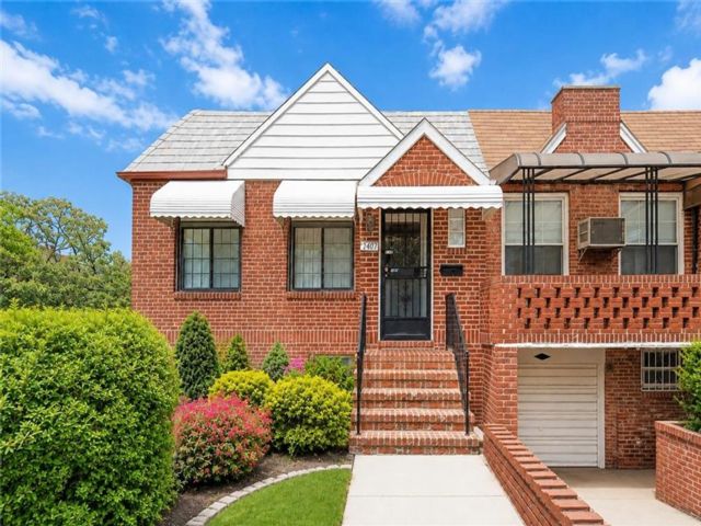  6 BR,  2.00 BTH &nbsp;Single family style home in Marine Park