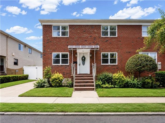  4 BR,  3.00 BTH &nbsp;Multi-family style home in Oakwood