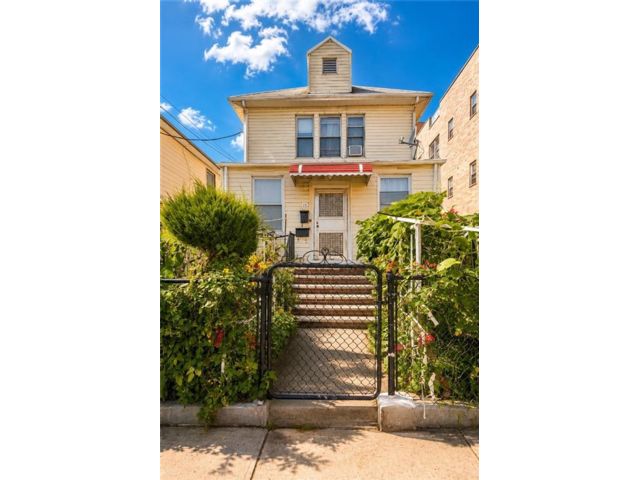  5 BR,  3.00 BTH &nbsp;Multi-family style home in Bensonhurst
