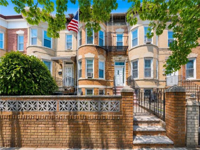  6 BR,  4.00 BTH &nbsp;Multi-family style home in Bensonhurst