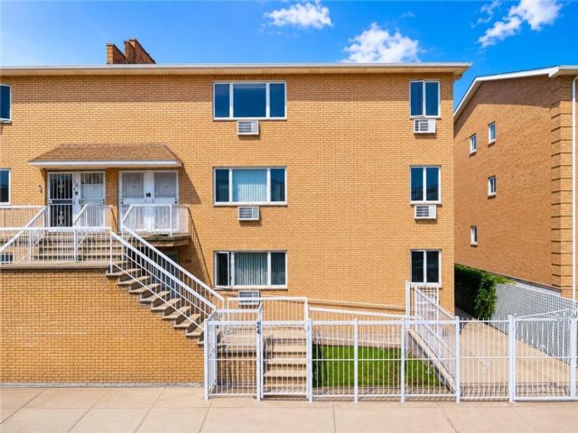  6 BR,  4.00 BTH &nbsp;Multi-family style home in Gravesend