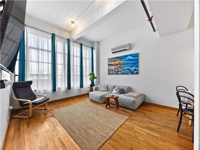  1 BR,  1.00 BTH &nbsp;Condominium style home in Dumbo