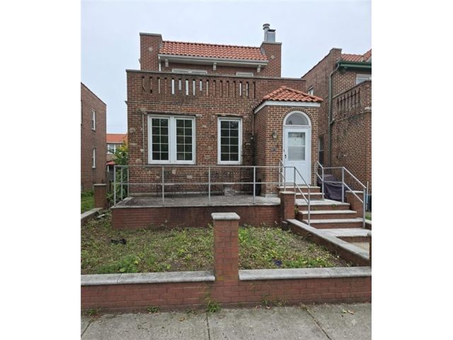  5 BR,  0.00 BTH &nbsp;Multi-family style home in Seagate