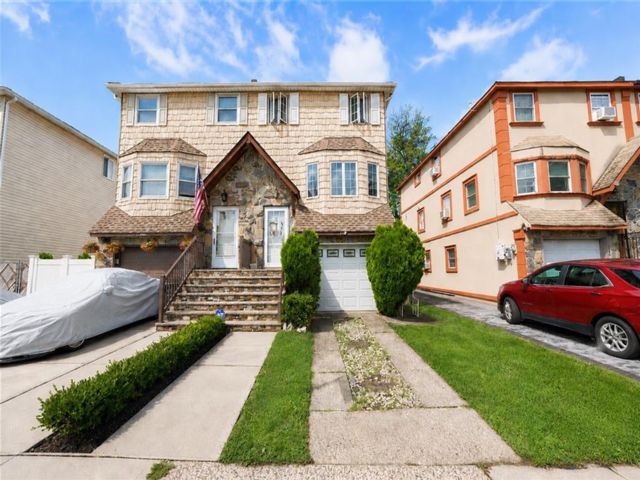  3 BR,  2.00 BTH &nbsp;Single family style home in Great Kill
