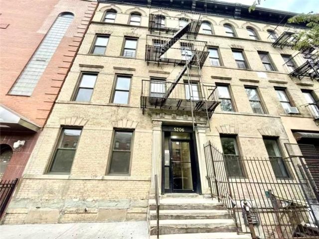 36 BR, 16.00 BTH &nbsp;Multi-family style home in Sunset Park