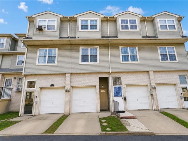  3 BR,  2.00 BTH &nbsp;Single family style home in Park Hill