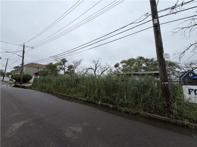 Lot <b>Size:</b>  &nbsp;Land style home in Howard Beach