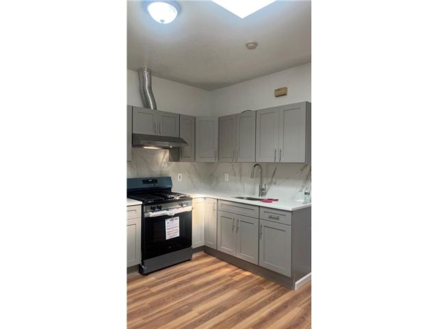  4 BR,  2.00 BTH &nbsp;Multi-family style home in Boro-park