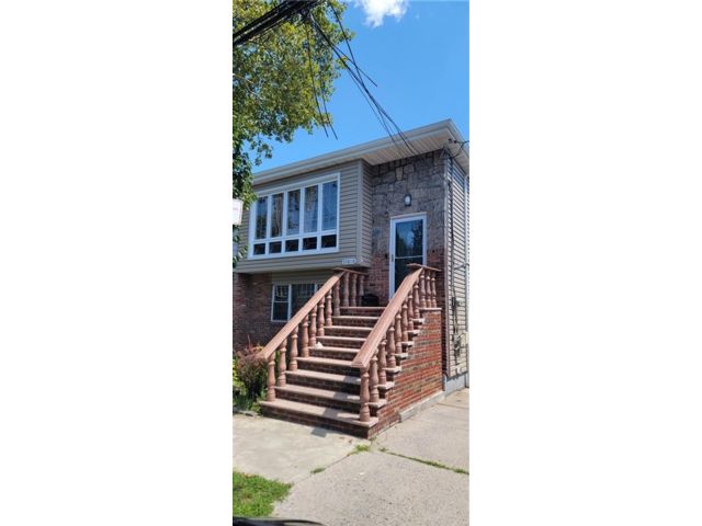  5 BR,  3.00 BTH &nbsp;Multi-family style home in Canarsie