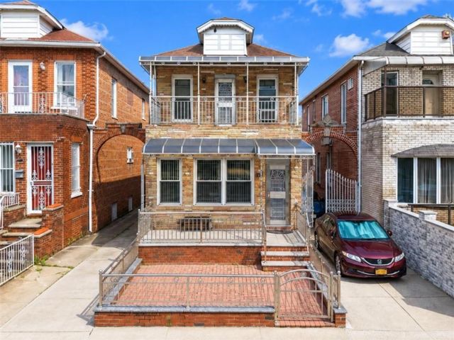  4 BR,  3.00 BTH &nbsp;Single family style home in Gravesend