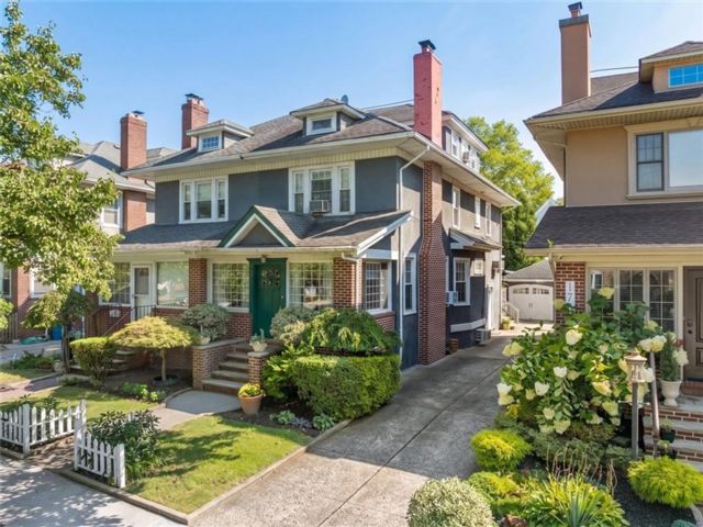  4 BR,  2.00 BTH &nbsp;Single family style home in Bay Ridge
