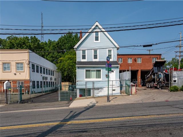  5 BR,  2.00 BTH &nbsp;Single family style home in Mariners Harbor
