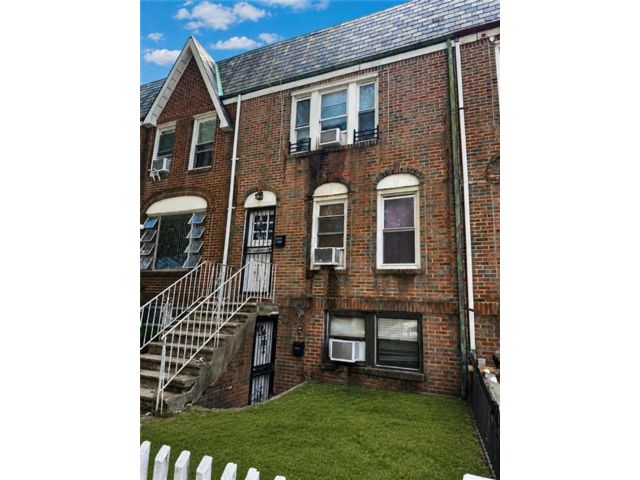  4 BR,  2.00 BTH &nbsp;Multi-family style home in Madison