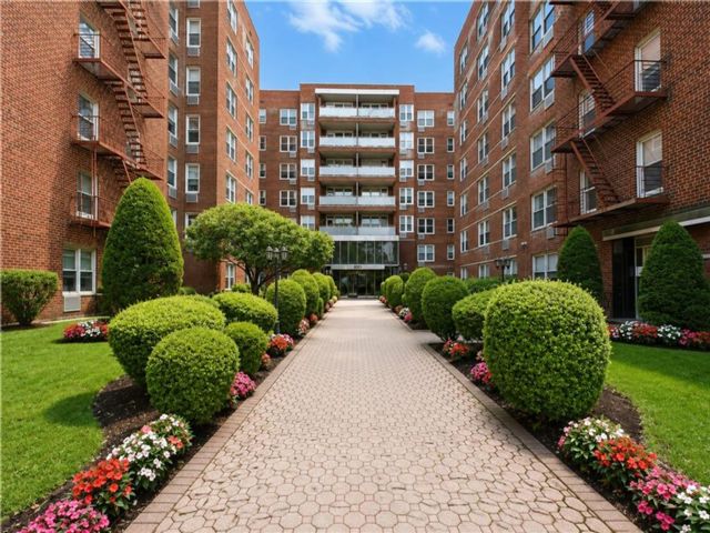  1 BR,  1.00 BTH &nbsp;Co-op style home in Bay Ridge