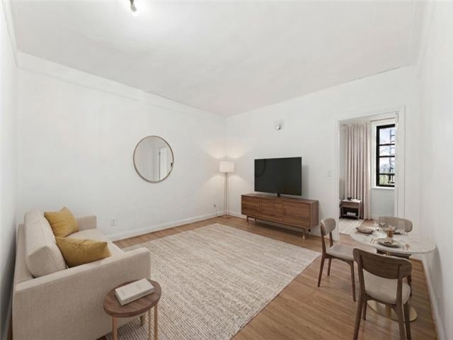  2 BR,  1.00 BTH &nbsp;Condominium style home in Midwood