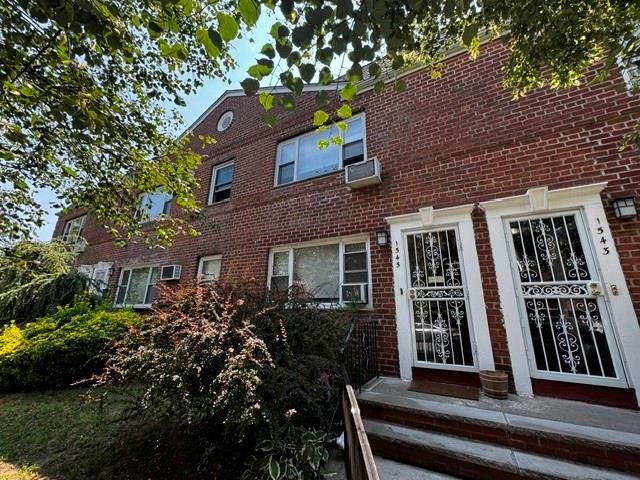  2 BR,  1.00 BTH &nbsp;Co-op style home in Dyker Heights