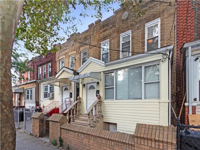  4 BR,  2.00 BTH &nbsp;Single family style home in East New York