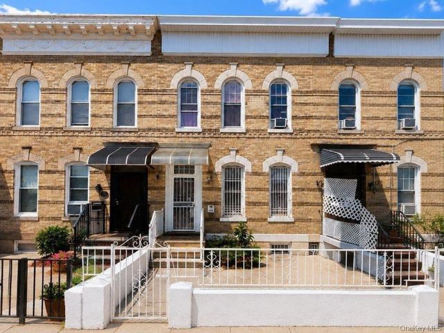  6 BR,  2.00 BTH &nbsp;Multi-family style home in Woodhaven