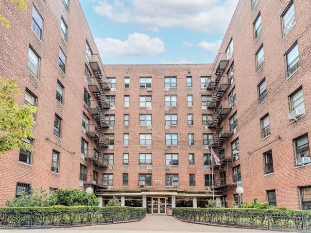  2 BR,  1.00 BTH &nbsp;Co-op style home in Sheepshead Bay