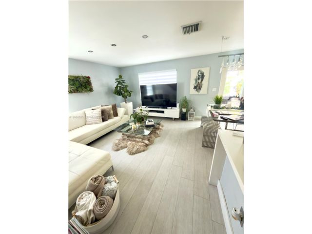 [PHOTO]