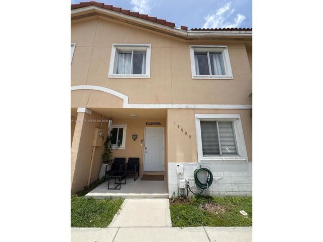  4 BR,  3.00 BTH &nbsp;Villa style home in Miami