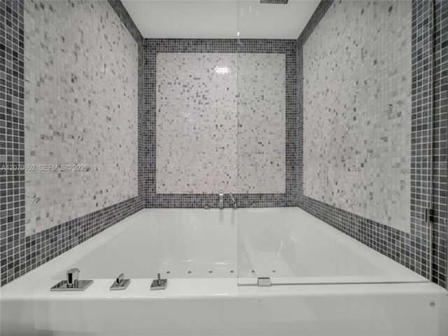 [PHOTO]