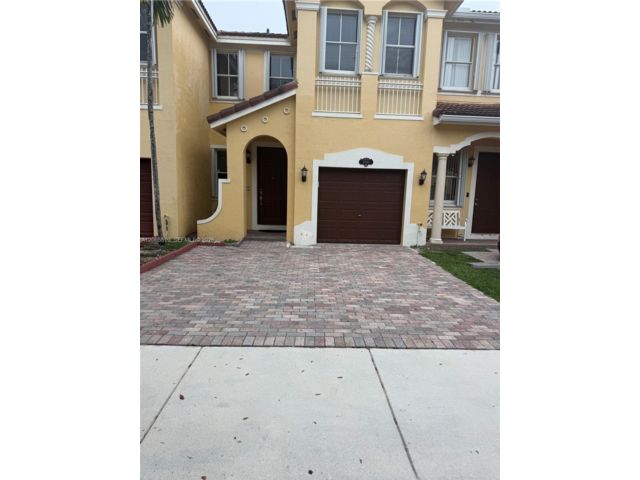  3 BR,  2.50 BTH &nbsp;Townhouse style home in Miami