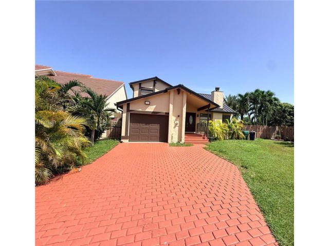  3 BR,  2.50 BTH &nbsp;Traditional style home in Miami