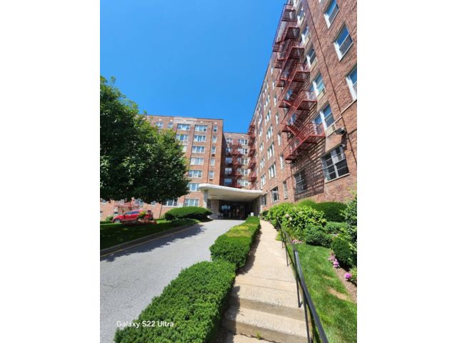  1 BR,  1.00 BTH &nbsp;Co-op style home in East