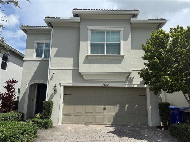  3 BR,  2.50 BTH &nbsp; style home in Hollywood