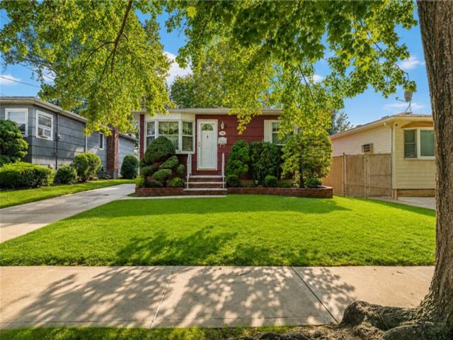  3 BR,  1.00 BTH &nbsp;Single family style home in Eltingville