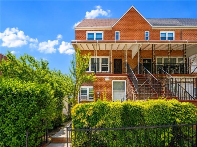  5 BR,  0.00 BTH &nbsp;Multi-family style home in Sheepshead Bay