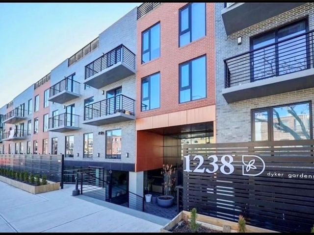 3 BR,  2.00 BTH &nbsp;Condominium style home in Dyker Heights
