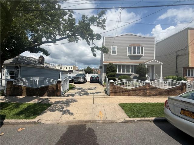  3 BR,  2.00 BTH &nbsp;Multi-family style home in Canarsie