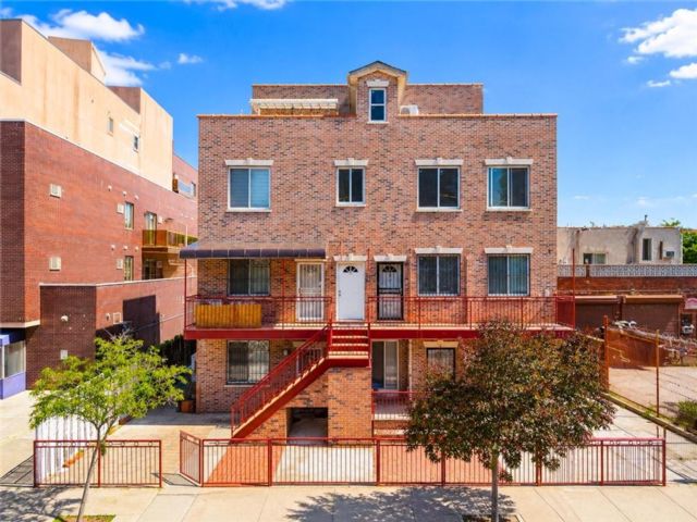  2 BR,  2.00 BTH &nbsp;Condominium style home in Bath Beach