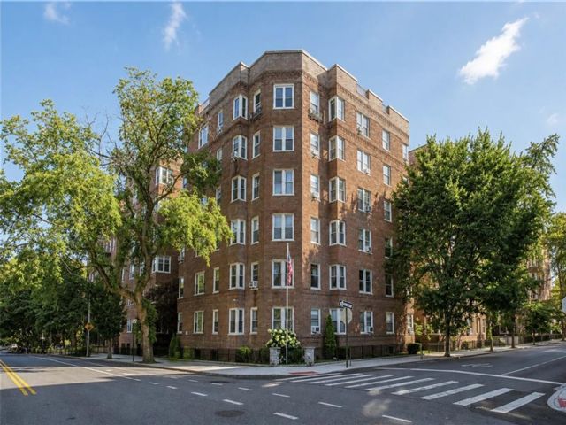  2 BR,  2.00 BTH &nbsp;Co-op style home in Bay Ridge