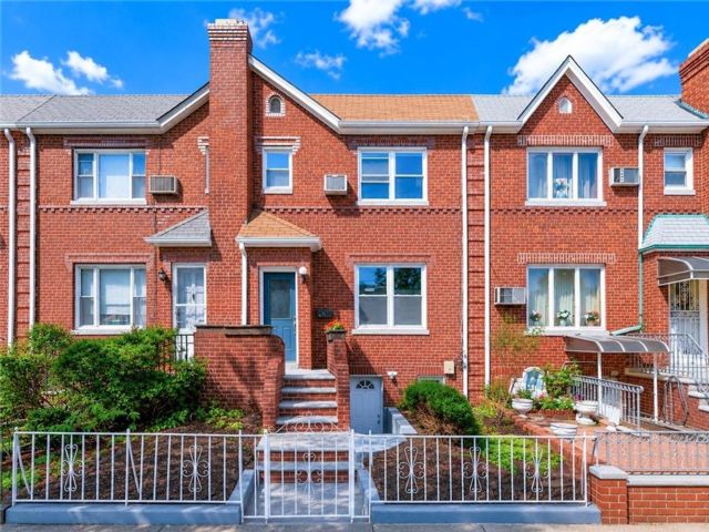  3 BR,  2.00 BTH &nbsp;Single family style home in Marine Park