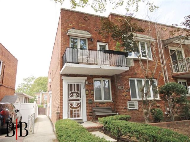  6 BR,  3.00 BTH &nbsp;Multi-family style home in Mill Basin