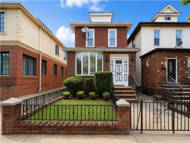  6 BR,  2.00 BTH &nbsp;Multi-family style home in Bensonhurst