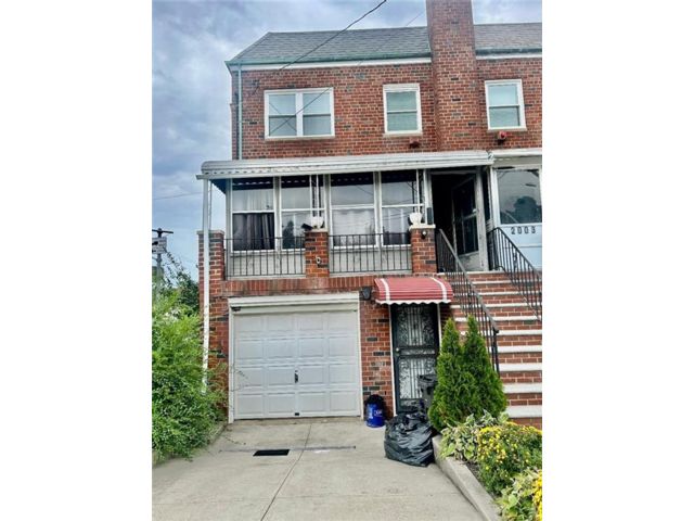  3 BR,  3.00 BTH &nbsp;Single family style home in Old Mill Basin
